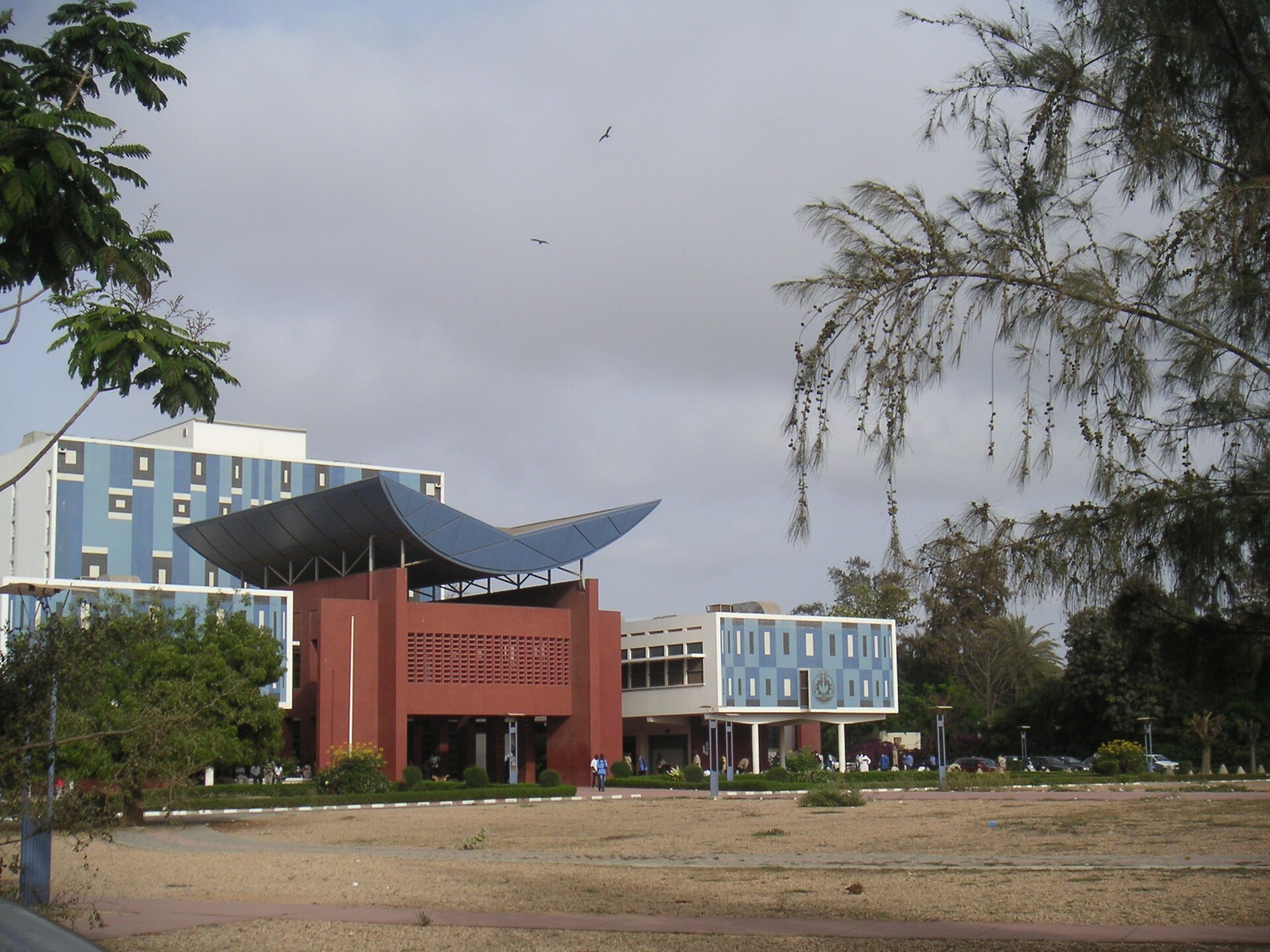 Imagem de referência relacionada a Cheikh Anta Diop, item descrito como cheikh Anta Diop (Diourbel, 29 de dezembro de 1923 — Dacar, 7 de fevereiro de 1986) foi um historiador, antropólogo, físico e político senegalês que estudou as origens da raça humana e cultura africana pré-colonial