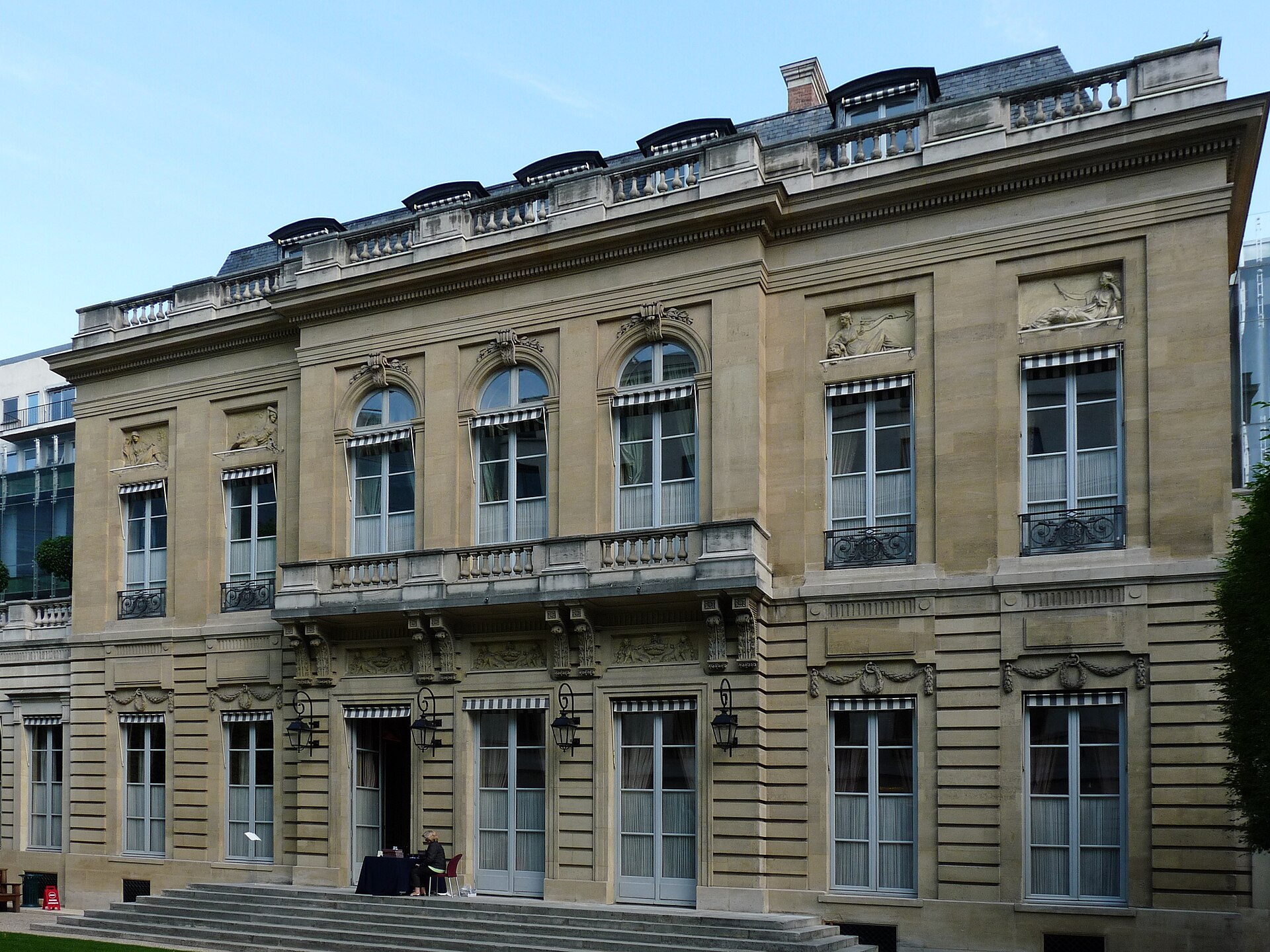 Imagem de referência de AXA, descrito nos dados abertos como empresa multinacional francesa de seguros
