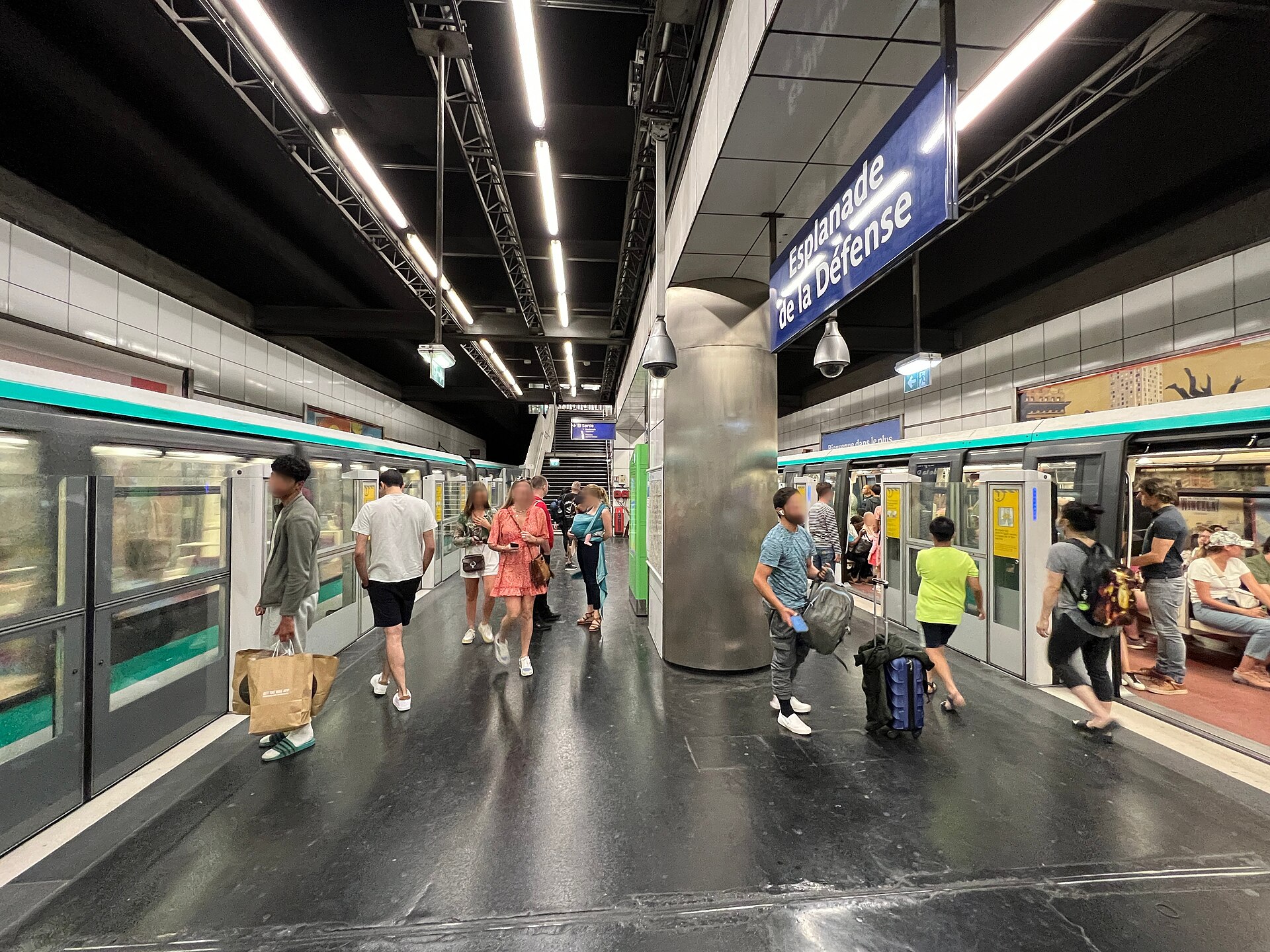 Imagem de referência de Esplanade de La Défense, descrito nos dados abertos como estação do Metropolitano de Paris
