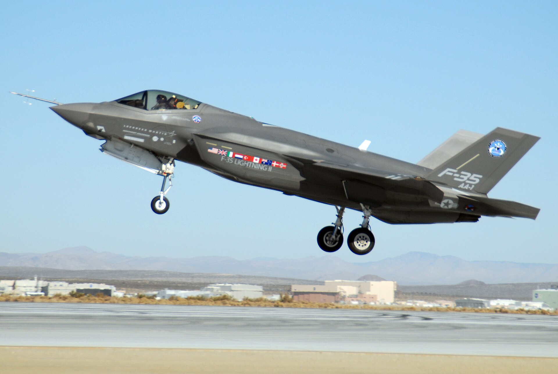 Imagem de referência de Lockheed Martin F-35 Lightning II, descrito nos dados abertos como caça multiúso furtivo de quinta geração americano