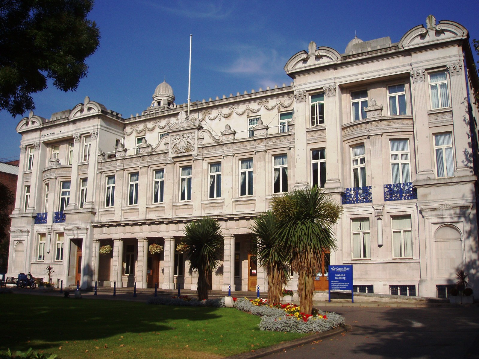 Imagem de referência de Queen Mary University of London, descrito nos dados abertos como universidade de pesquisa britânica