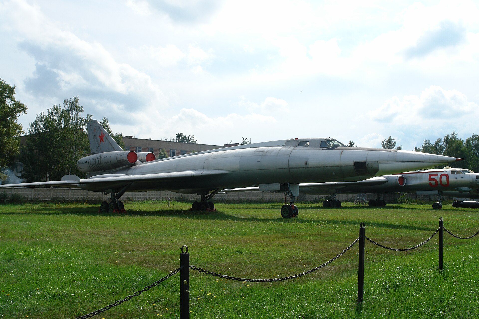 Imagem de referência de Tupolev Tu-22, descrito nos dados abertos como avião militar