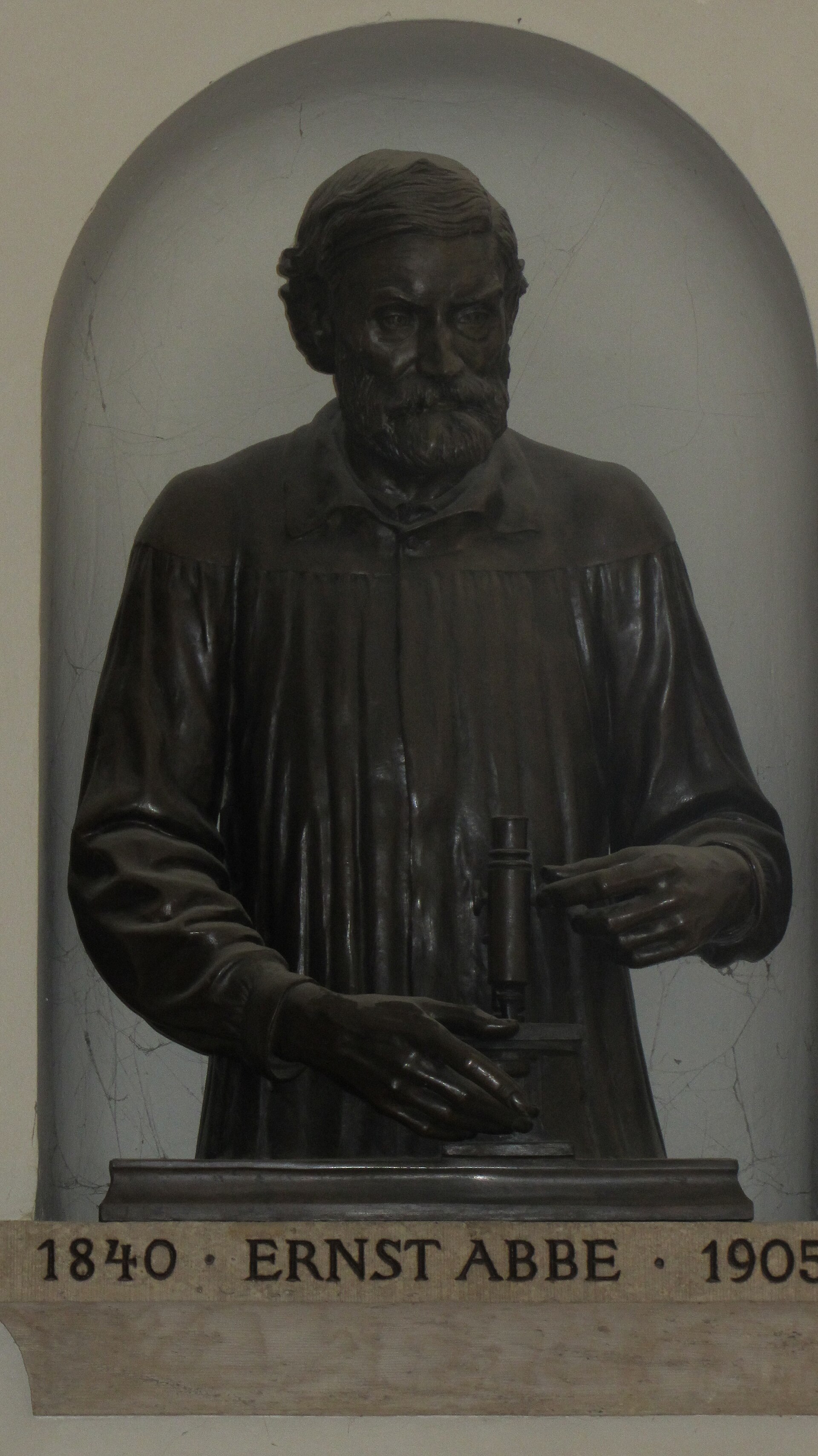 Imagem de referência de Ernst Karl Abbe, descrito nos dados abertos como físico alemão