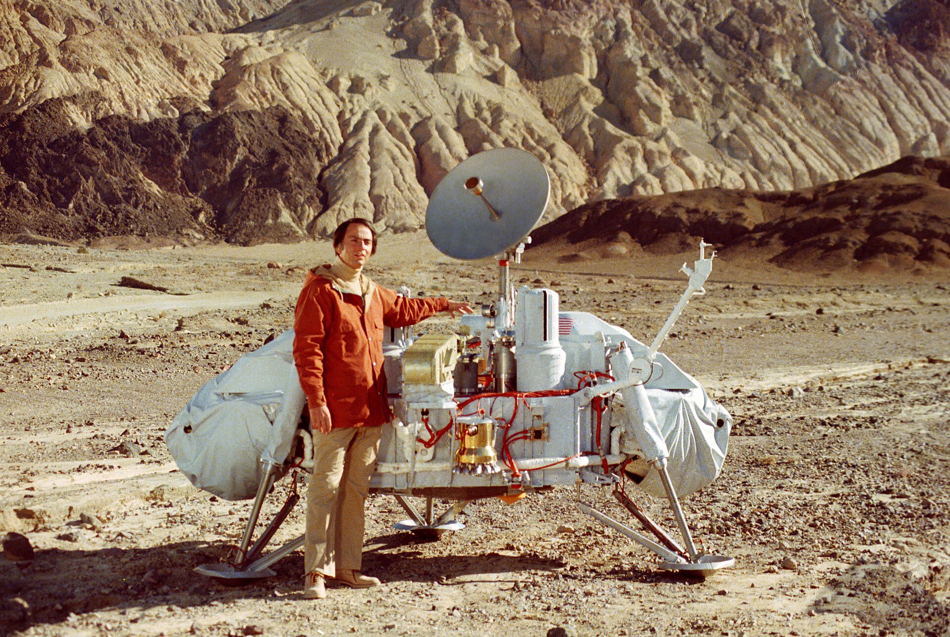 Imagem de referência relacionada a Carl Sagan, item descrito como cientista, físico, biólogo, astrônomo, astrofísico, cosmólogo, escritor, divulgador científico e ativista norte-americano (1934–1996)