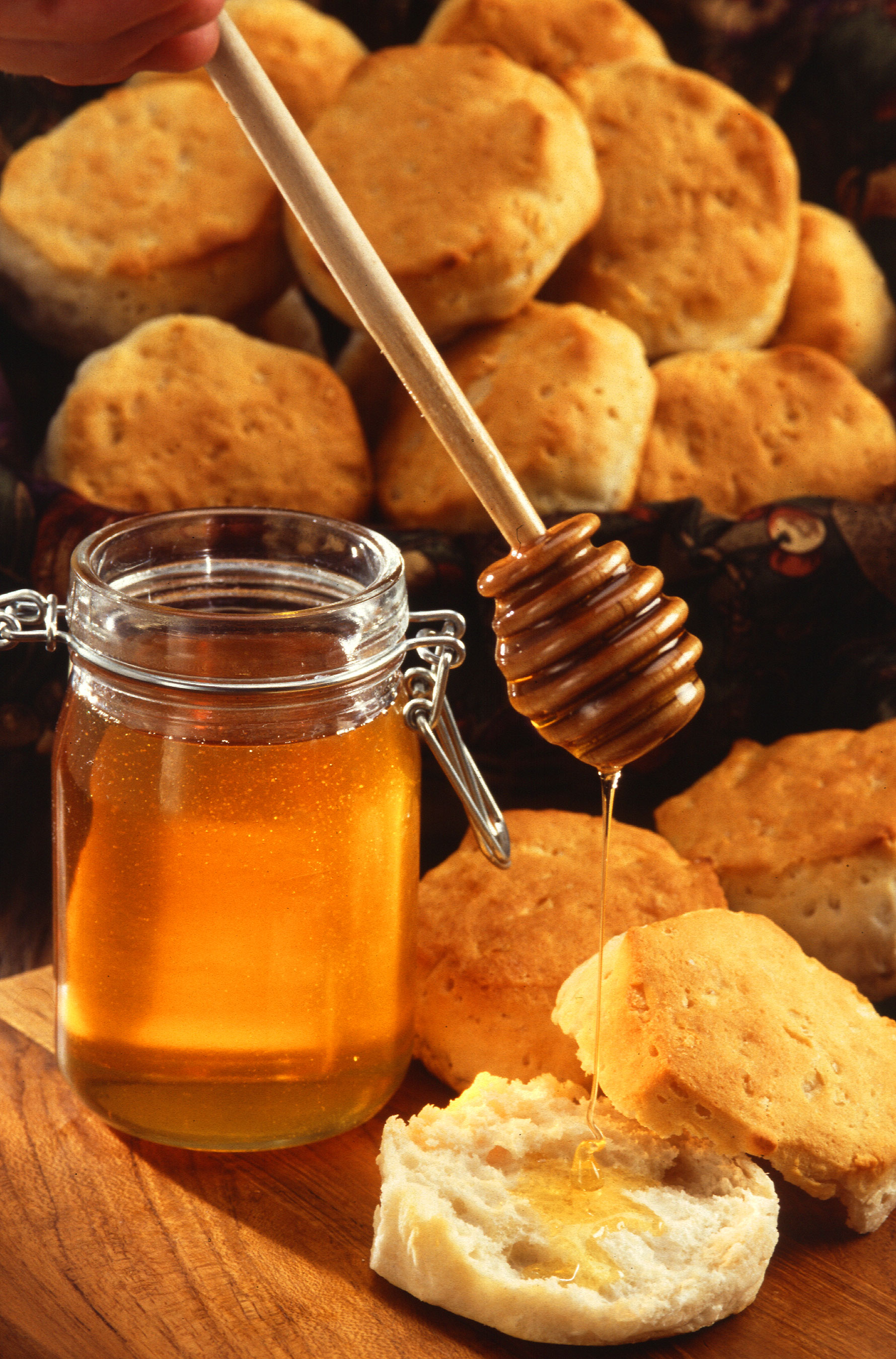 Imagem de referência de mel, descrito nos dados abertos como alimento doce produzido por abelhas a partir do néctar de flores