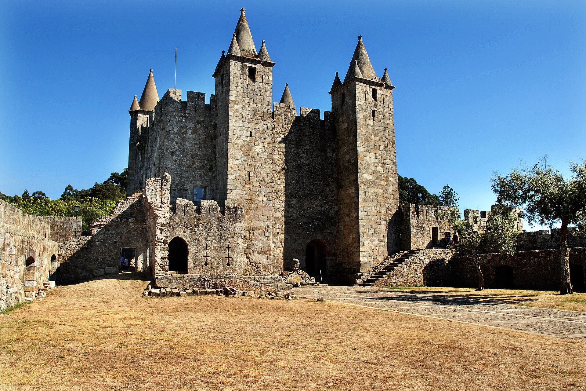Imagem de referência de Castelo de Santa Maria da Feira, descrito nos dados abertos como castelo em Santa Maria da Feira
