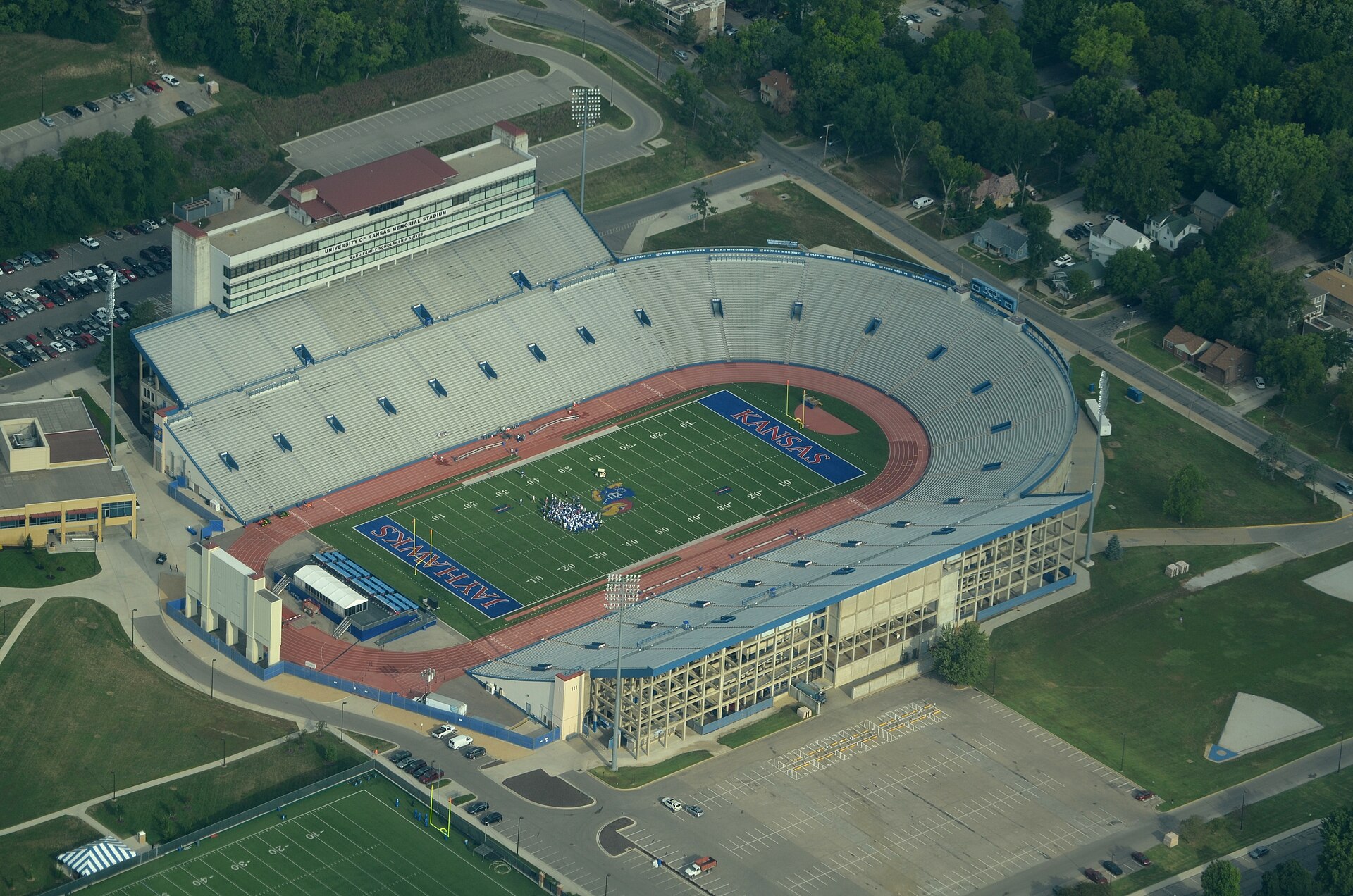 Imagem de referência de David Booth Kansas Memorial Stadium, descrito nos dados abertos como estádio em Kansas, Estados Unidos