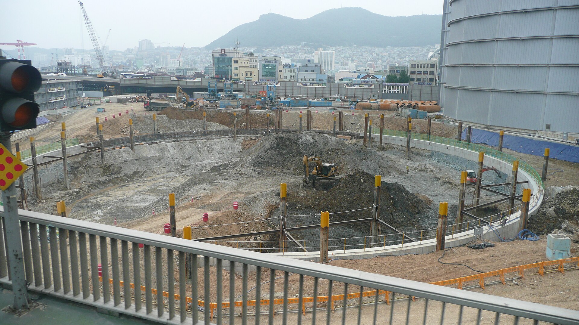 Imagem de referência de Busan Lotte World Tower, descrito nos dados abertos como arranha-céu em Busan
