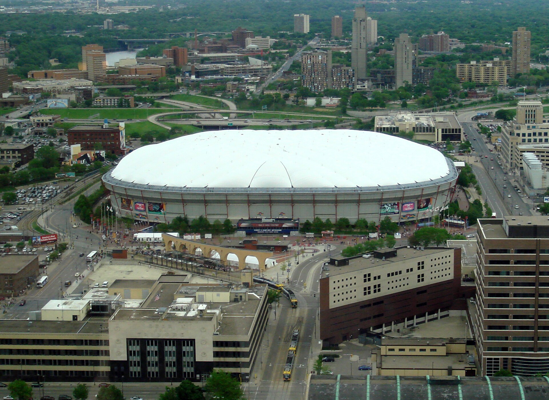 Imagem de referência de Hubert H. Humphrey Metrodome, descrito nos dados abertos como estádio em Minneapolis, Estados Unidos