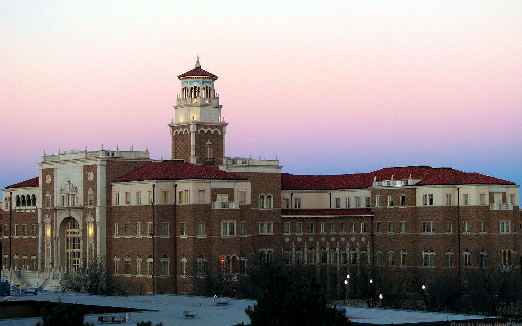 Imagem de referência de Universidade de Tecnologia do Texas, descrito nos dados abertos como universidade pública e de pesquisas, sediada em Lubbock, Texas, Estados Unidos
