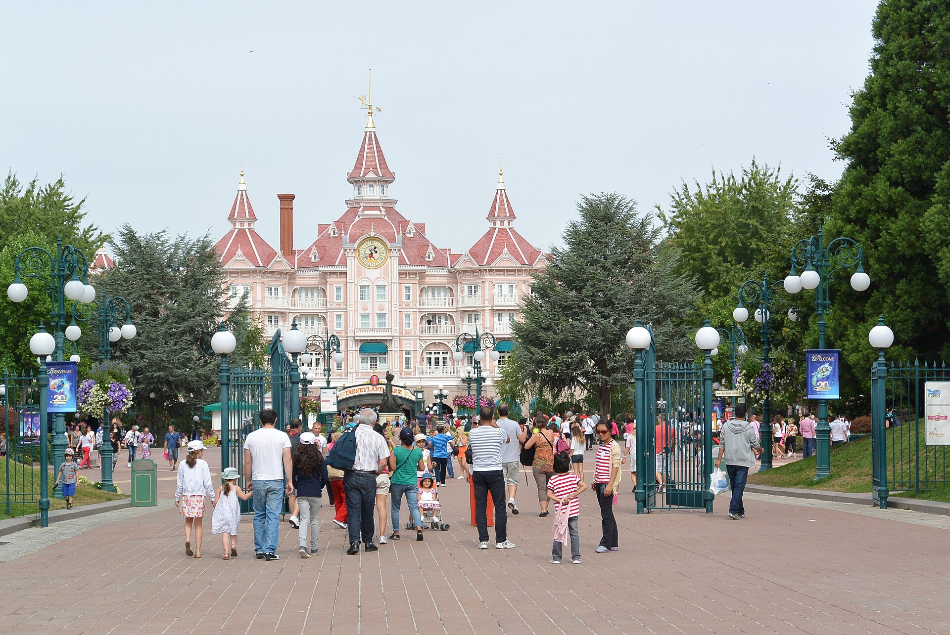 Imagem de referência de Disneyland Resort Paris, descrito nos dados abertos como complexo de parques temáticos em Marne-la-Vallée, França