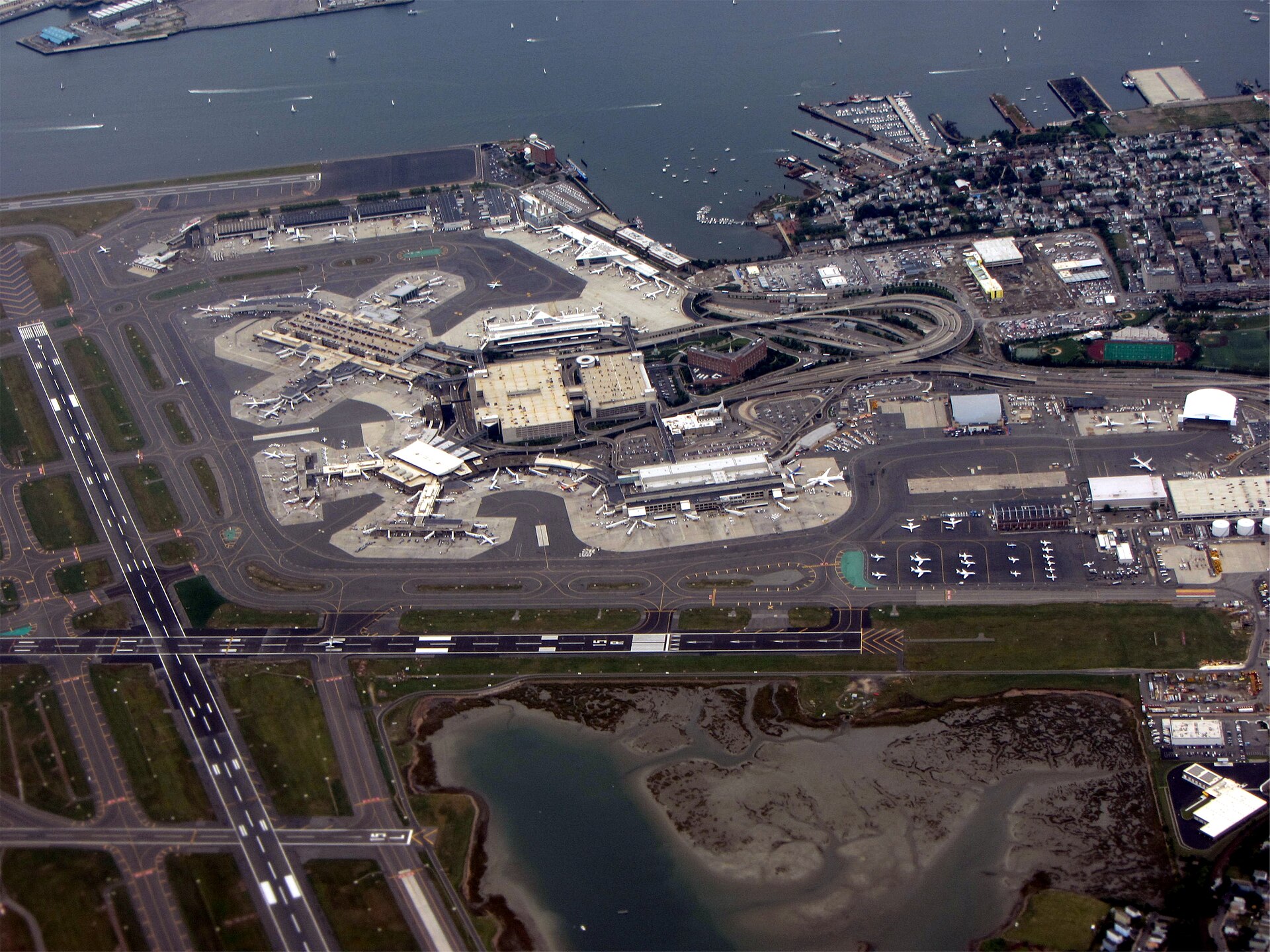 Imagem de referência de Aeroporto Internacional Logan, descrito nos dados abertos como aeroporto em Boston, Massachusetts, Estados Unidos
