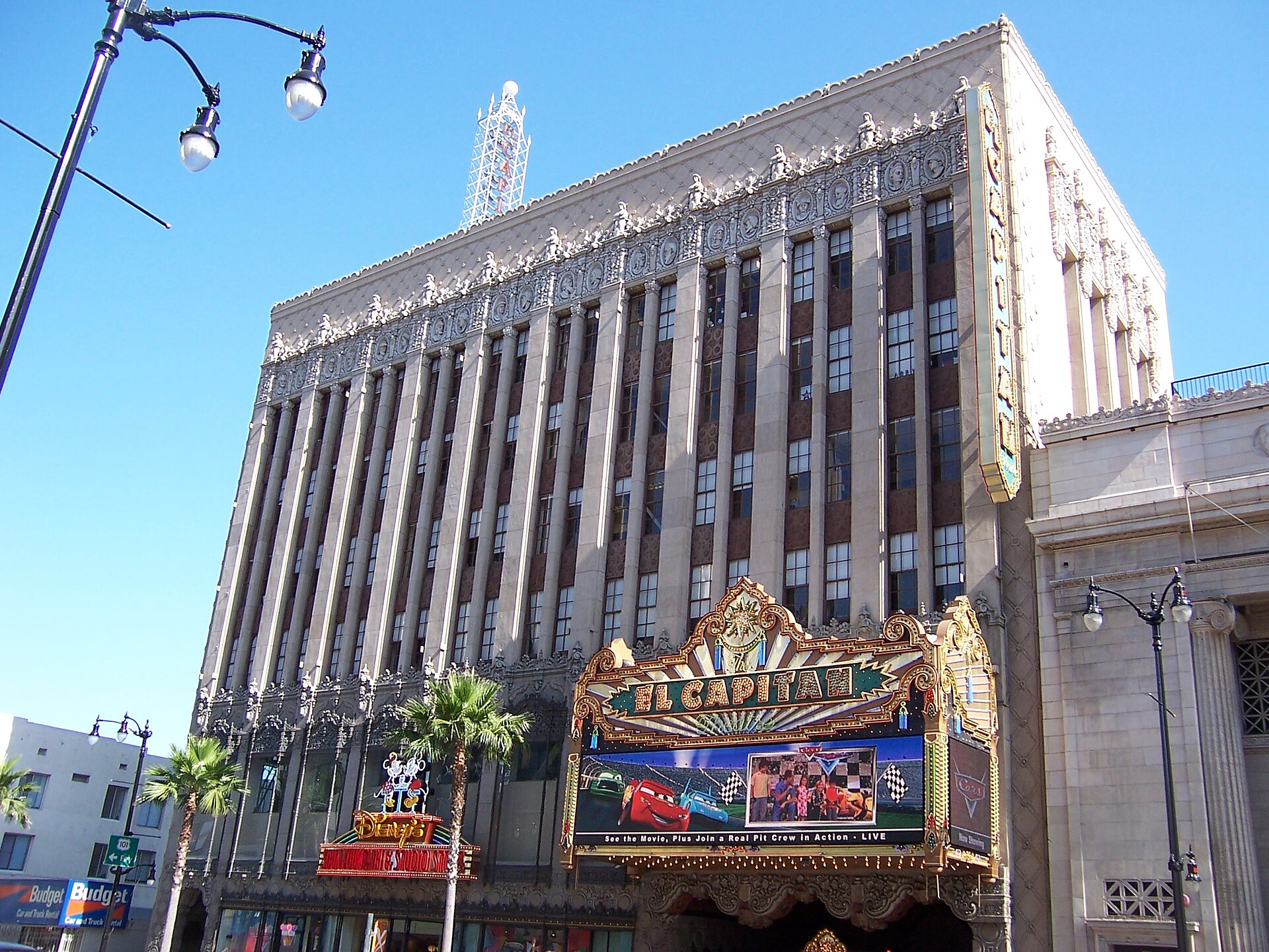 Imagem de referência de El Capitan Theatre, descrito nos dados abertos como palácio de cinema de Hollywood