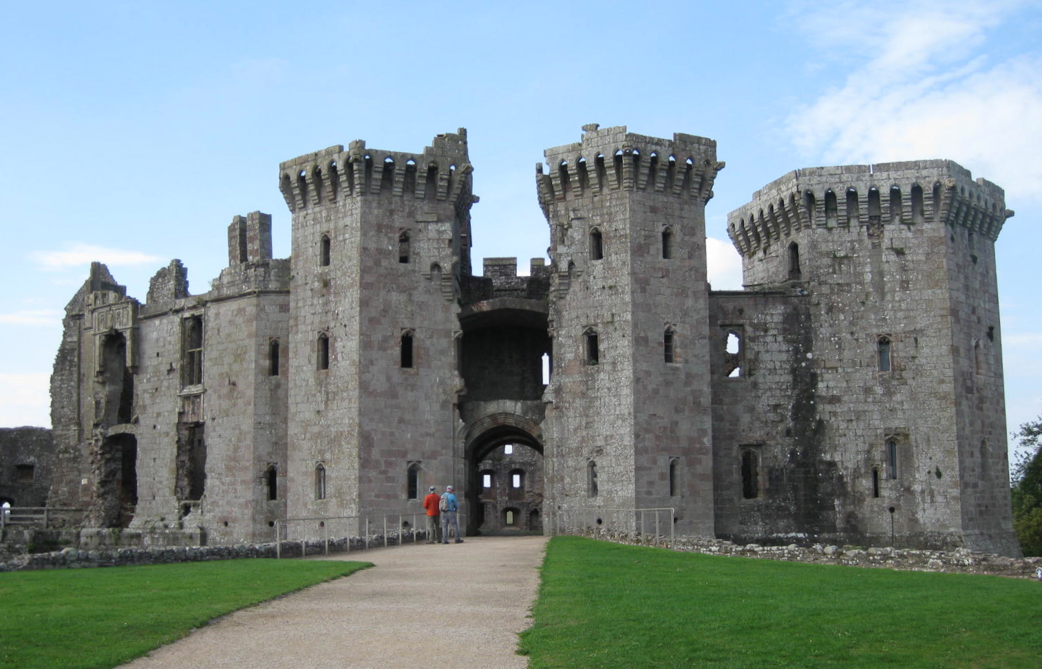 Imagem de referência de Castelo de Raglan, descrito nos dados abertos como um castelo medieval no País de Gales