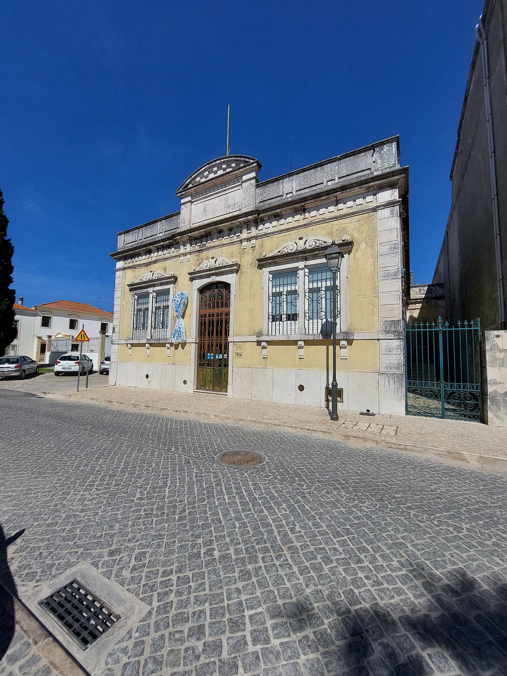 Imagem de referência de Edifício em Santarém (antiga Agência do Banco de Portugal), descrito nos dados abertos como banco em Santarém, Portugal