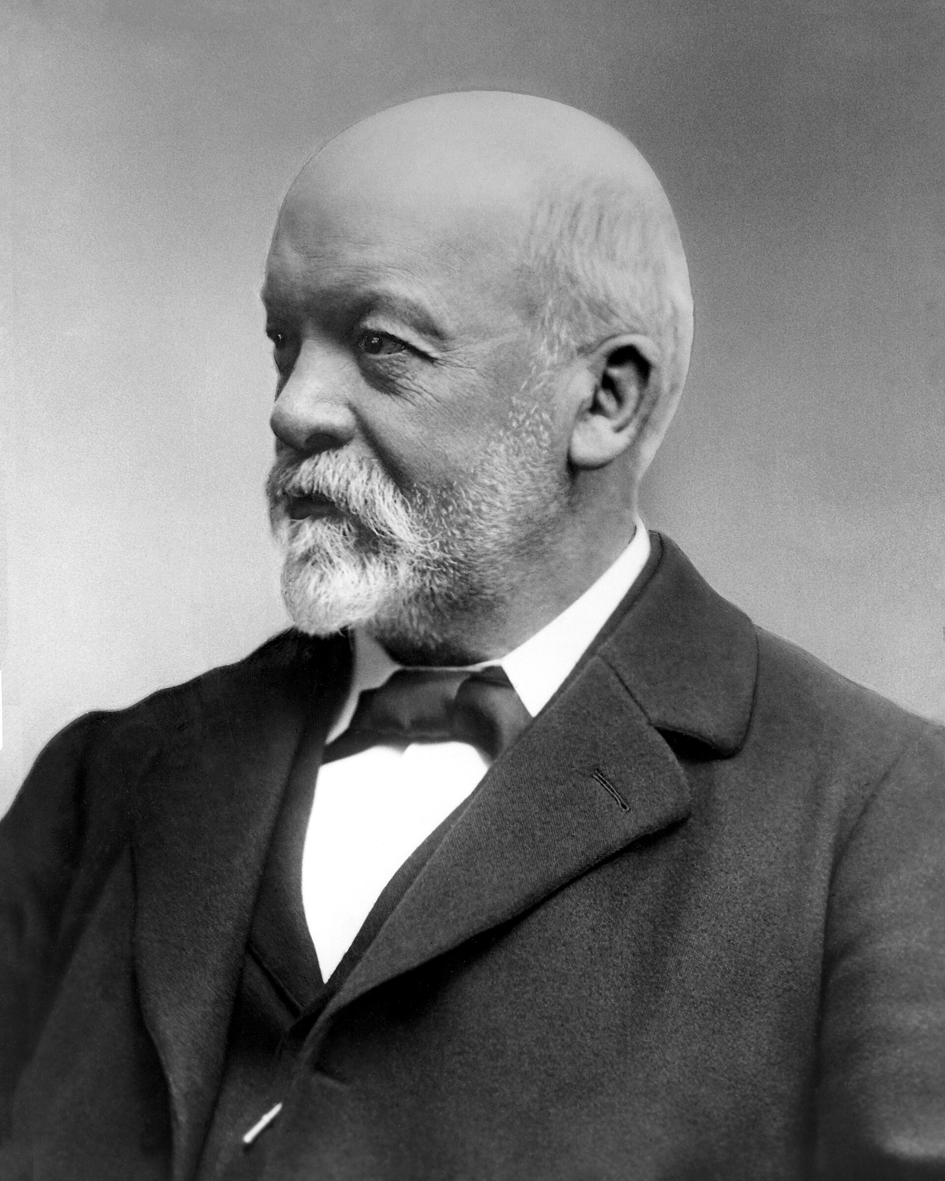 Imagem de referência de Gottlieb Daimler, descrito nos dados abertos como engenheiro, industrial e pioneiro automotivo alemão (1834-1900)