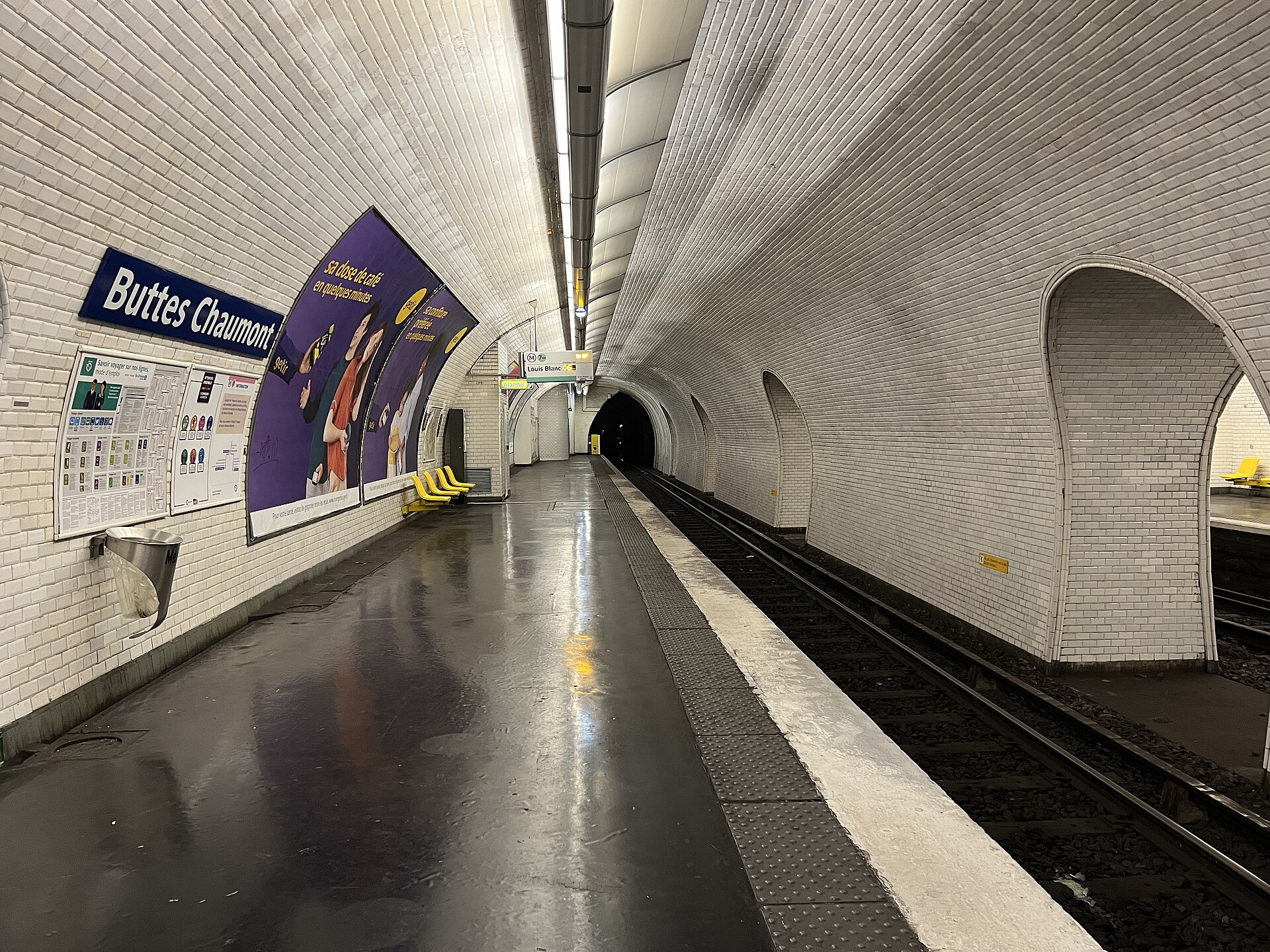 Imagem de referência de Buttes Chaumont, descrito nos dados abertos como estação do Metropolitano de Paris