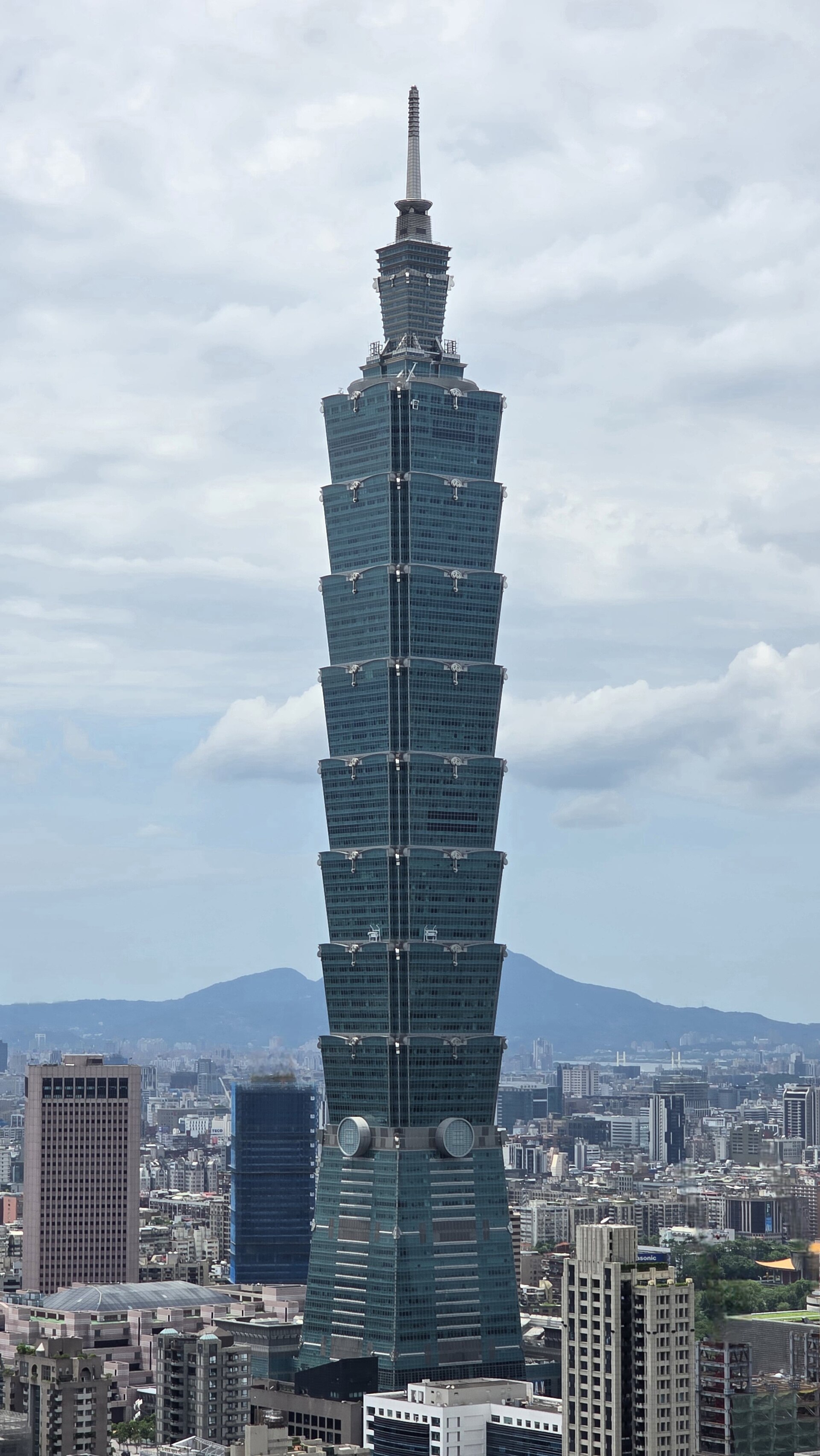 Imagem de referência de Taipei 101, descrito nos dados abertos como arranha-céu localizado no distrito de Xinyi, Taipei, Taiwan