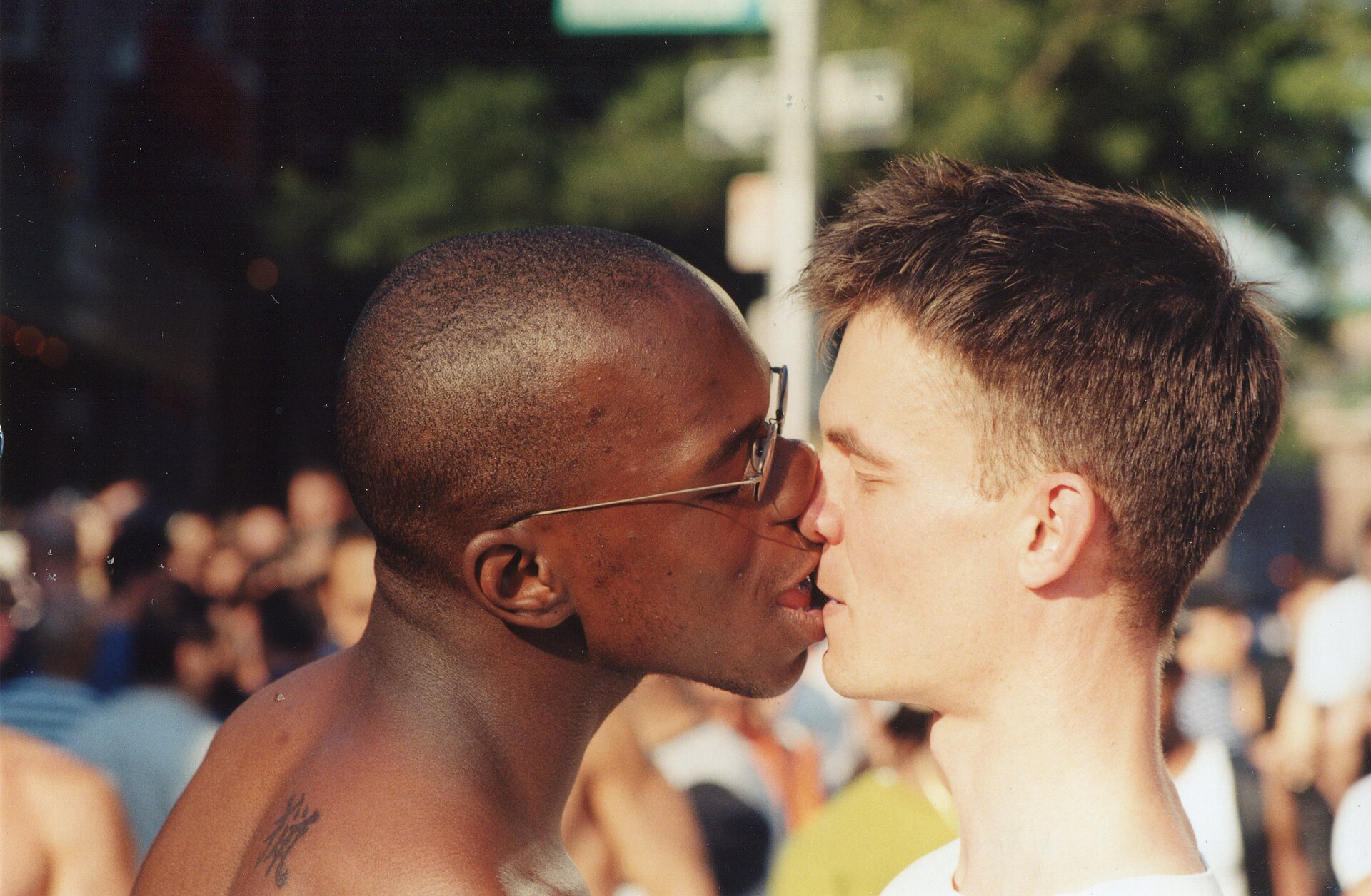 Imagem de referência de homossexualidade, descrito nos dados abertos como atração ou interação sexual, afetiva, emocional e sentimental por indivíduos do mesmo sexo