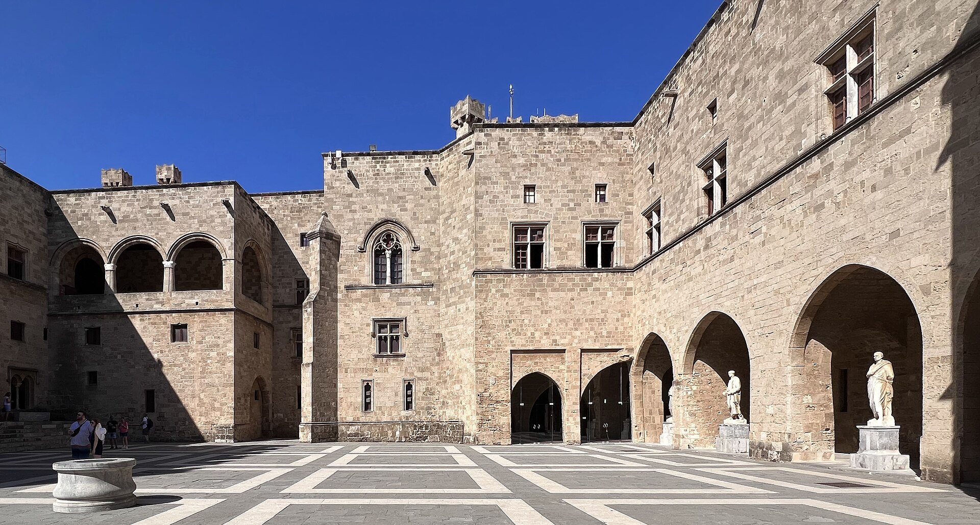 Imagem de referência de Palácio do Grão-Mestre dos Cavaleiros de Rodes, descrito nos dados abertos como museu em Rodes, Grécia