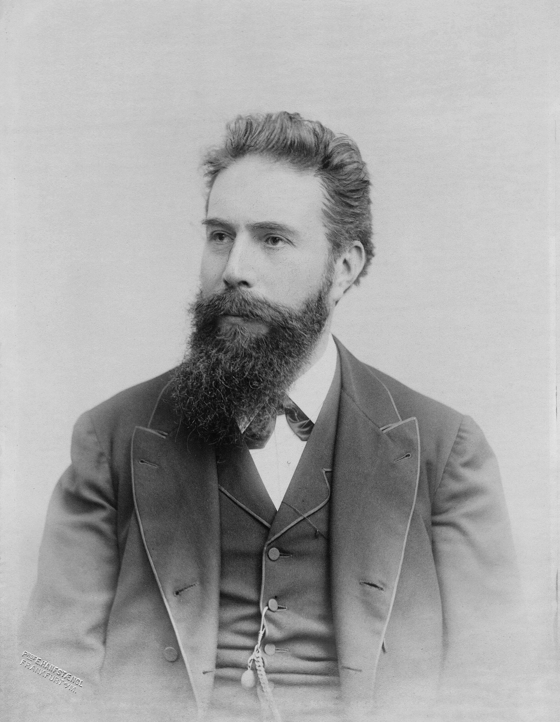 Imagem de referência relacionada a Wilhelm Conrad Röntgen, item descrito como físico de República de Weimar