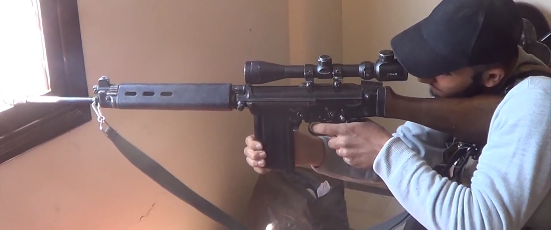 Imagem de referência de FN FAL, descrito nos dados abertos como espingarda automática