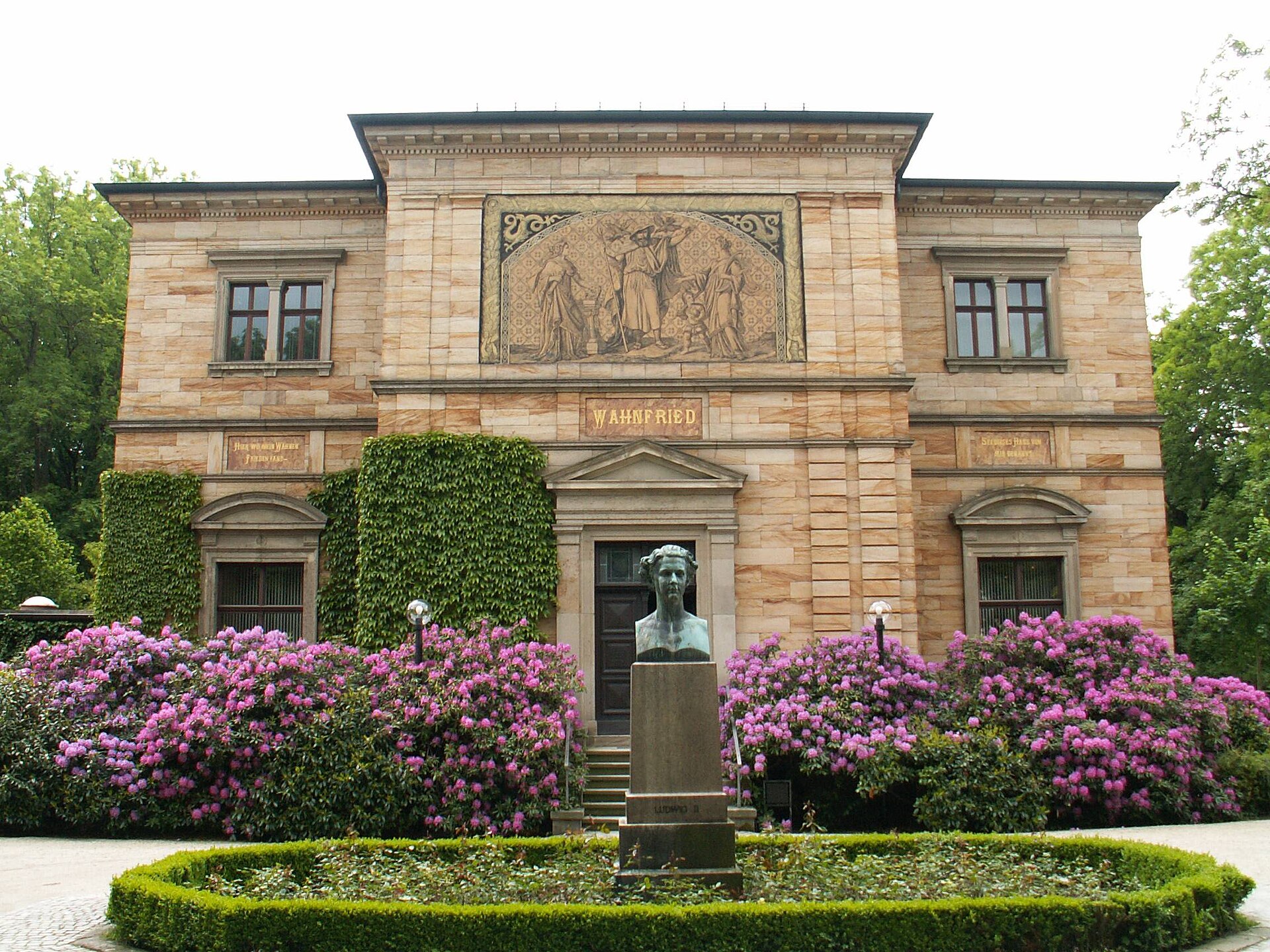 Imagem de referência de Wahnfried, descrito nos dados abertos como museu em Bayreuth, Alemanha