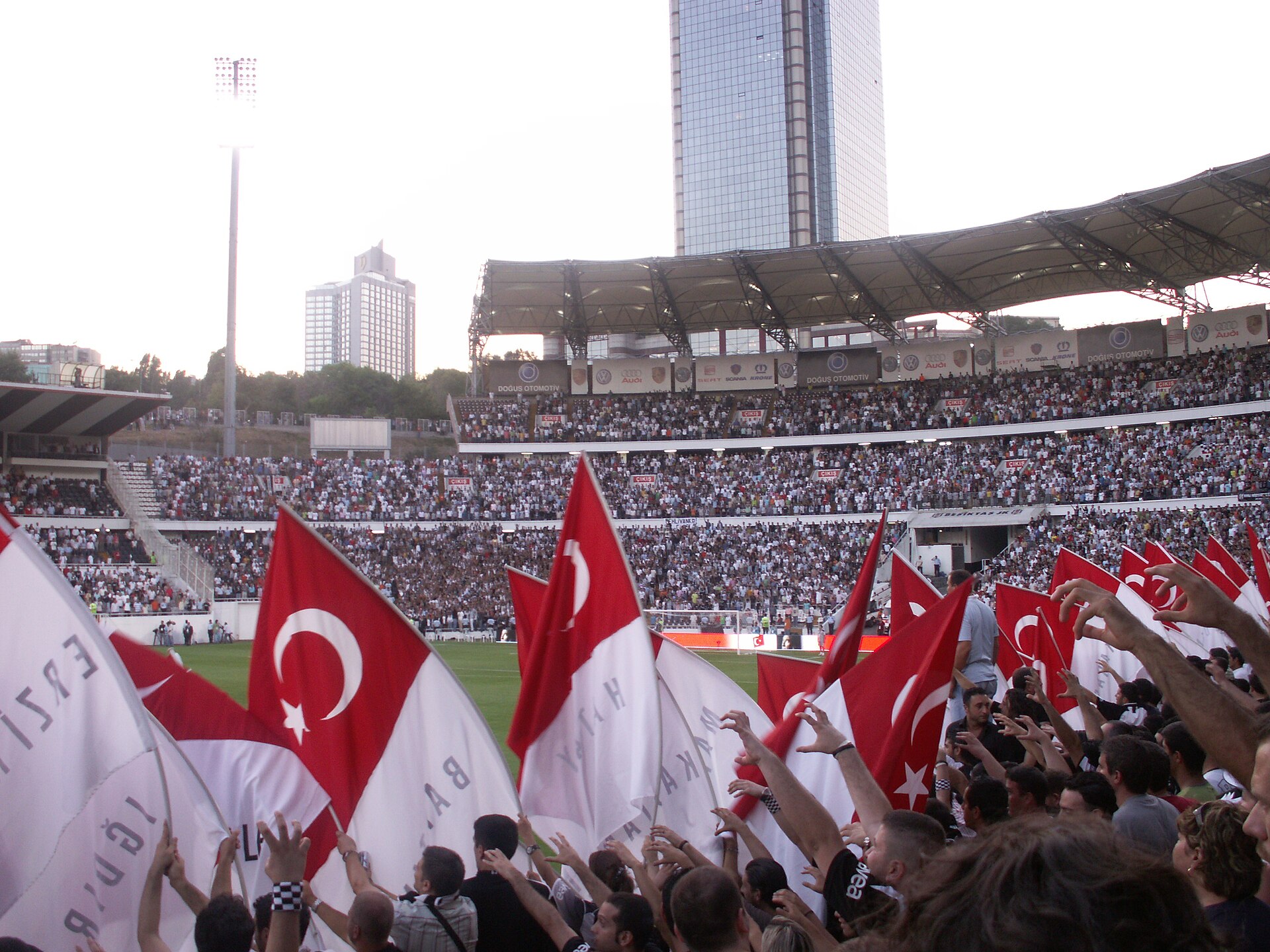 Imagem de referência de Beşiktaş İnönü Stadyumu, descrito nos dados abertos como antigo Estádio Multiuso da Turquia
