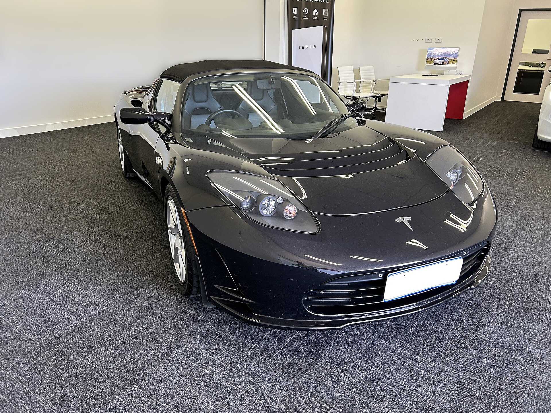 Imagem de referência de Tesla Roadster, descrito nos dados abertos como carro elétrico