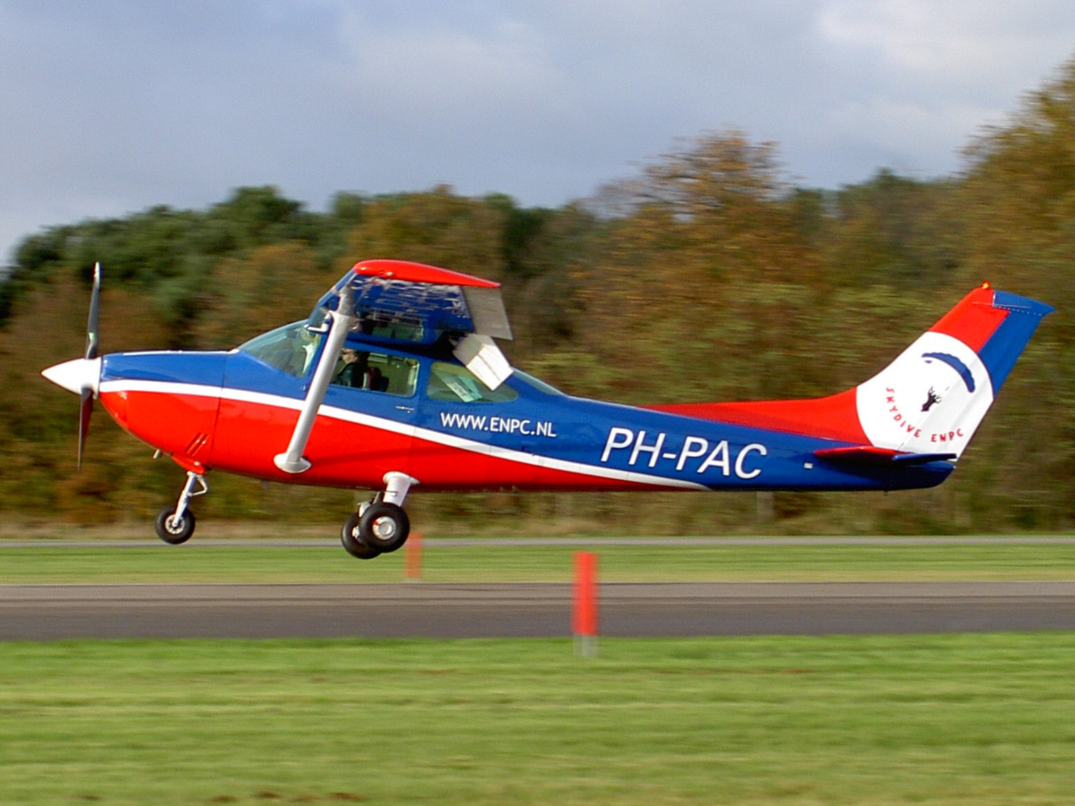 Imagem de referência de Cessna 182, descrito nos dados abertos como aeronave de pequeno porte monomotor que realiza voos particulares e voos de treinamento