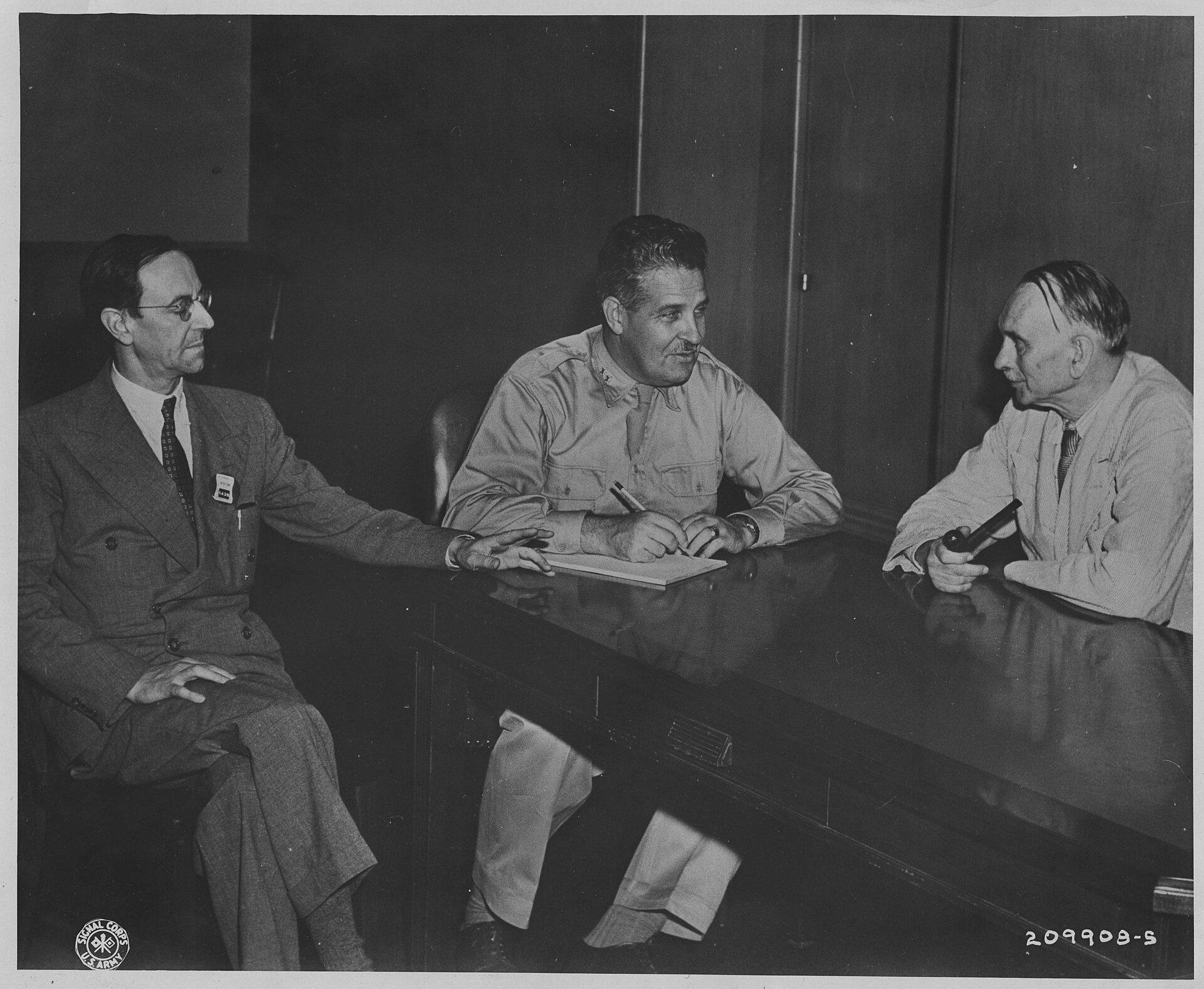 Imagem de referência de James Chadwick, descrito nos dados abertos como físico nuclear de Reino Unido
