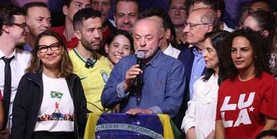 Lula discursa para multidão após ser reeleito na noite deste domingo, 25 Foto: LECO VIANA/THENEWS2/ESTADÃO CONTEÚDO / Estadão