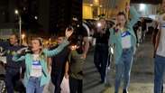 Júlia Zanatta comemora nas ruas com chicote recorde de votos para deputada federal em SC