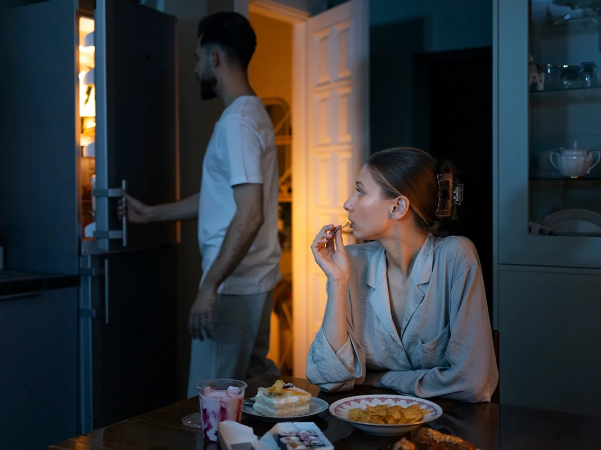 Comer tarde da noite pode aumentar o risco de doenças hepáticas