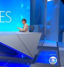 Renata Lo Prete e Lula no cenário do 'Entrevista com o Candidato' montado nos Estúdios Globo, zona oeste do Rio Foto: Reprodução/TV