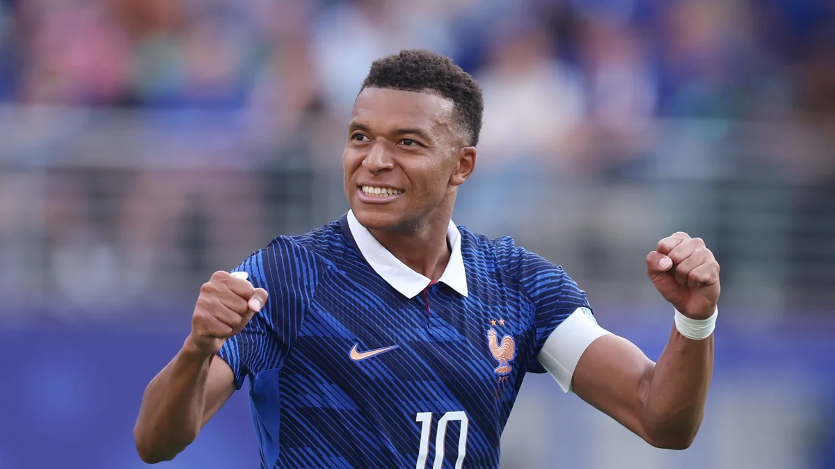Kylian Mbappé é eleito o melhor jogador da temporada por revista francesa