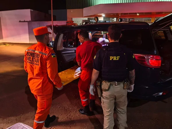 Bebê nasce dentro de viatura da PRF após atendimento a gestante em rodovia