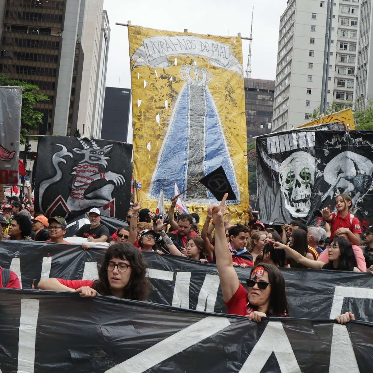 Cartazes religiosos e imagens de Nossa Senhora marcam manifestação pró-Lula em SP