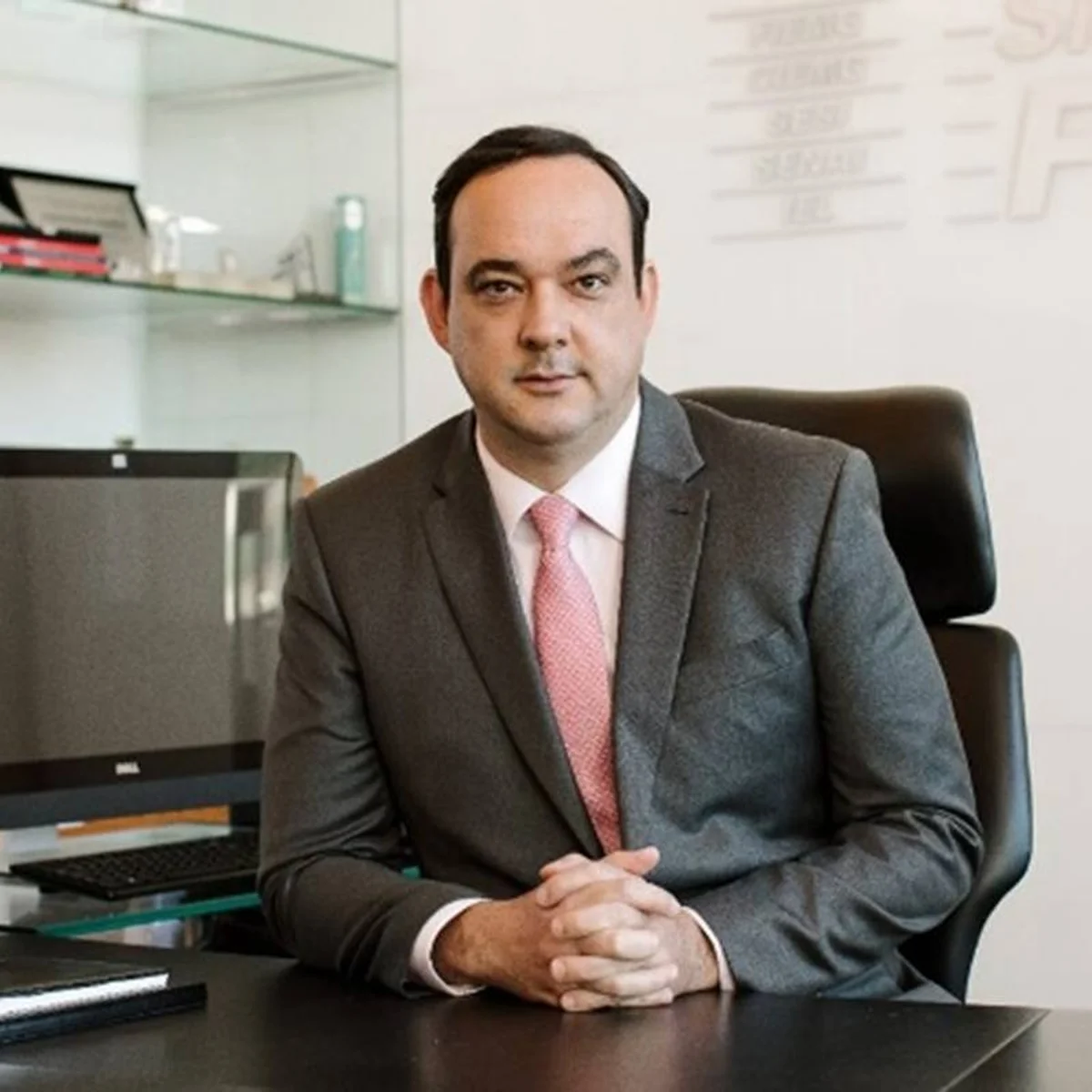 Fim da escala 6x1 ameaça empregos e encarece produtos, diz Fiemg