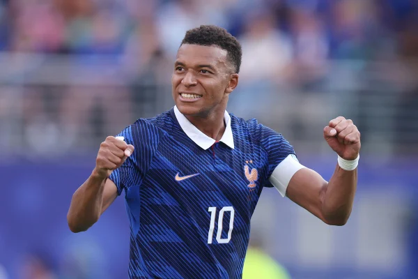 Kylian Mbappé é eleito o melhor jogador da temporada por revista francesa