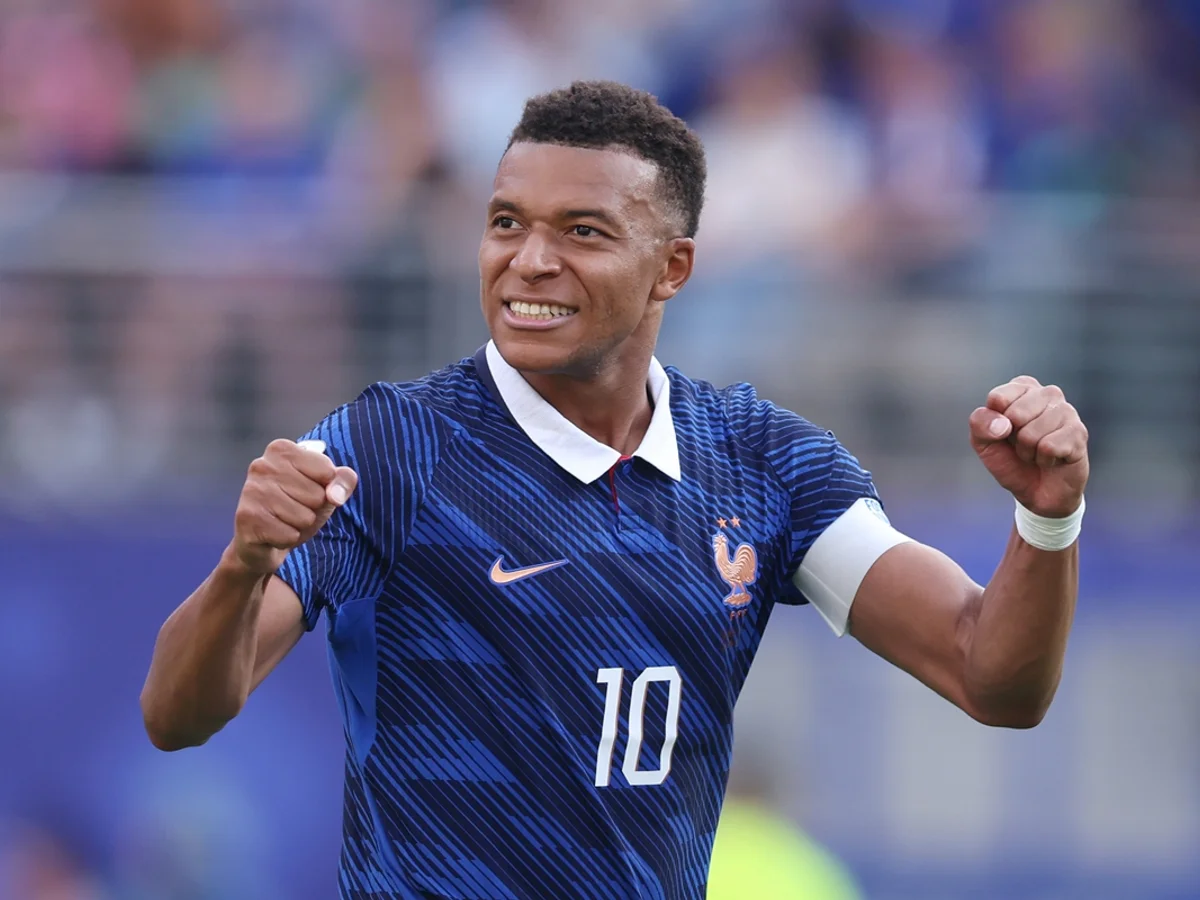 Kylian Mbappé é eleito o melhor jogador da temporada por revista francesa