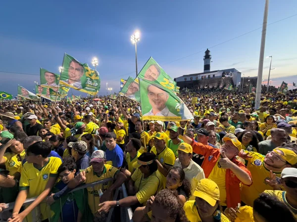 Flávio Bolsonaro faz ato de campanha ao lado de aliados em Salvador