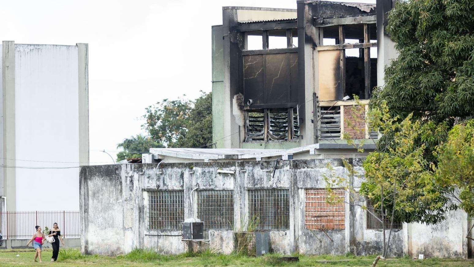 Pr&eacute;dio destru&iacute;do dentro da UFPE, no Recife, tinha trabalhos de anos de pesquisa em v&aacute;rias &aacute;reas