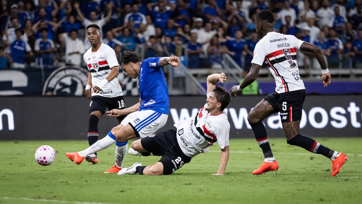 São Paulo repete erros, perde para o Cruzeiro e não mostra perspectiva de melhora no Brasileirão