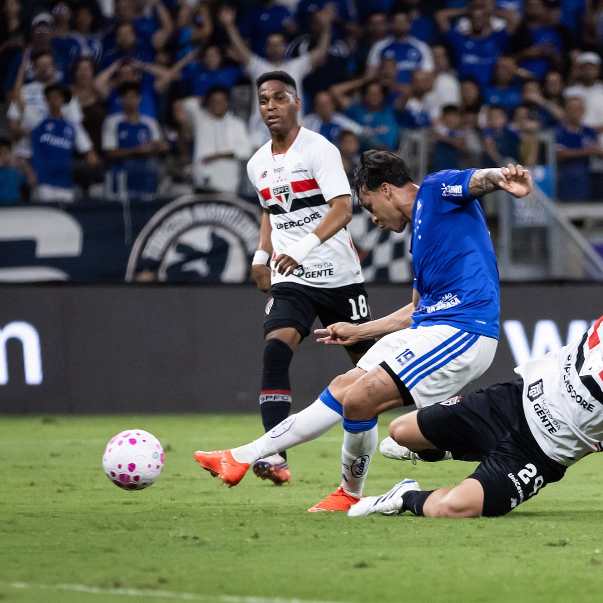São Paulo repete erros, perde para o Cruzeiro e não mostra perspectiva de melhora no Brasileirão
