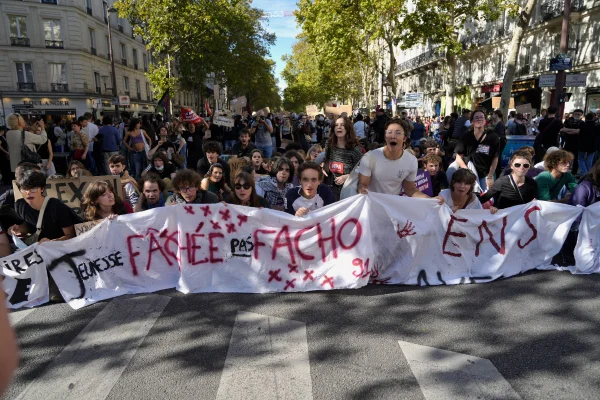 França suspende uso de bombas de efeito moral por policiais em protestos