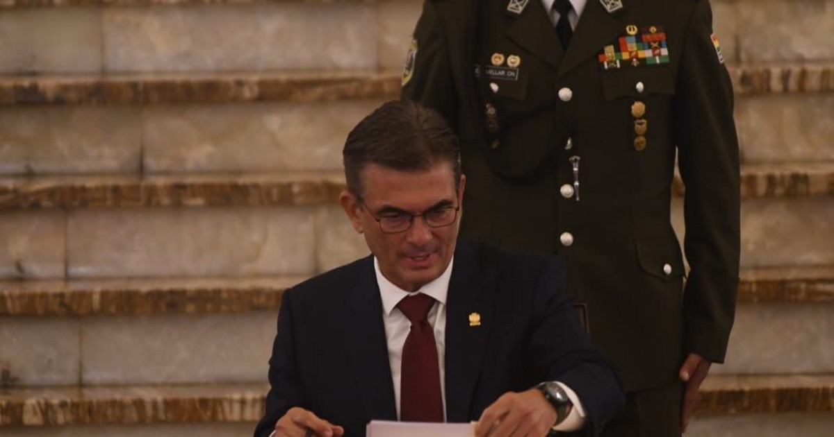 O presidente Paz promulga a normativa que permite à ALP suspender o fiscal General del Estado