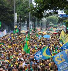 Manifestação em apoio a Flávio Bolsonaro neste domingo, 18, na Av. Paulista, em São Paulo Foto: CESAR CONVENTI/FOTOARENA/ESTADÃO CONTEÚDO