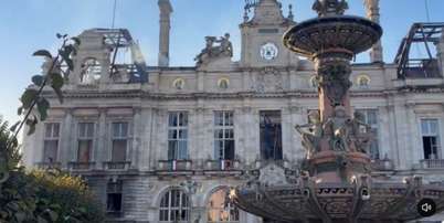 Edif&iacute;cio que abriga Prefeitura de Limoges, inaugurado do s&eacute;culo 19, teve telhado e torre derrubados em ataque Foto: Reprodu&ccedil;&atilde;o/X