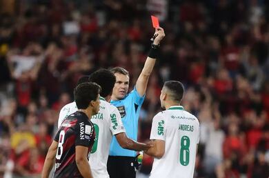 Expulsão infantil. Andreas Pereira pede desculpas a Abel e aos jogadores do Palmeiras. Quase sabota a vitória fundamental contra o Athletico. ‘Foi instinto’